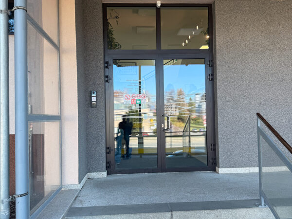 Dodávka a&nbsp;montáž dveří na Úřad práce